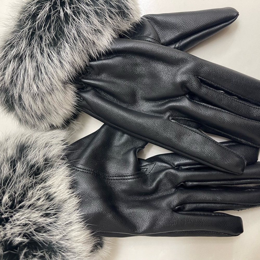 Elegant Black Leather Gloves with Faux Fur Trim